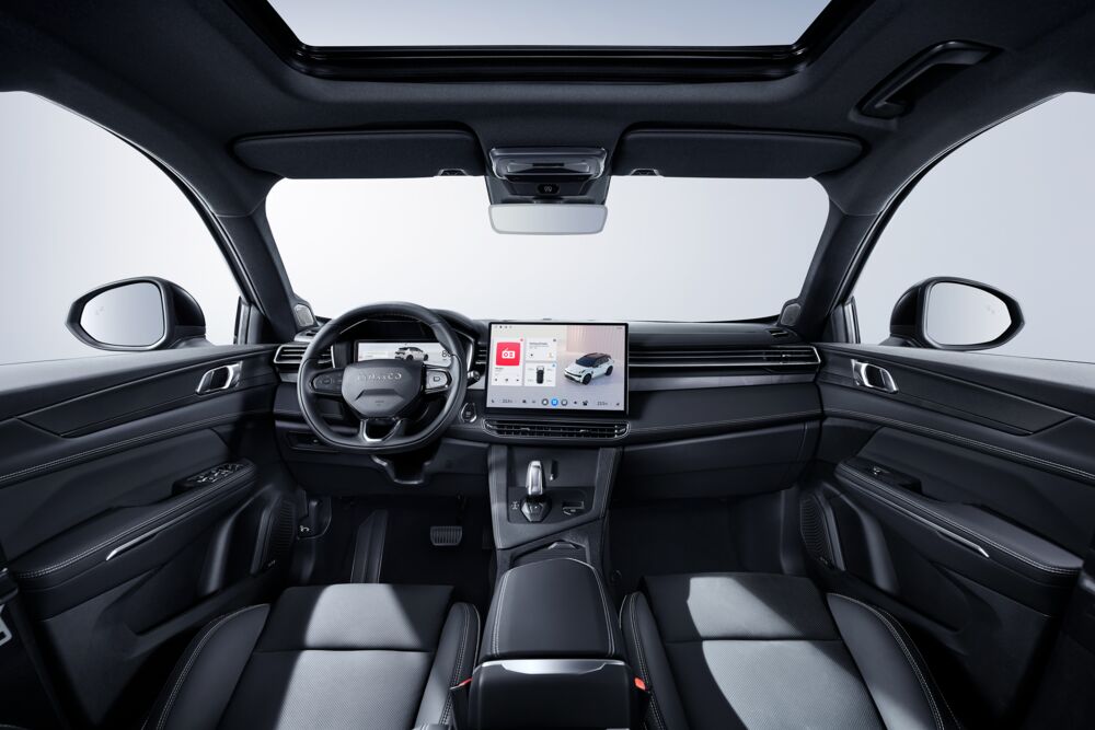 01P_Front interior_Charcoal_02